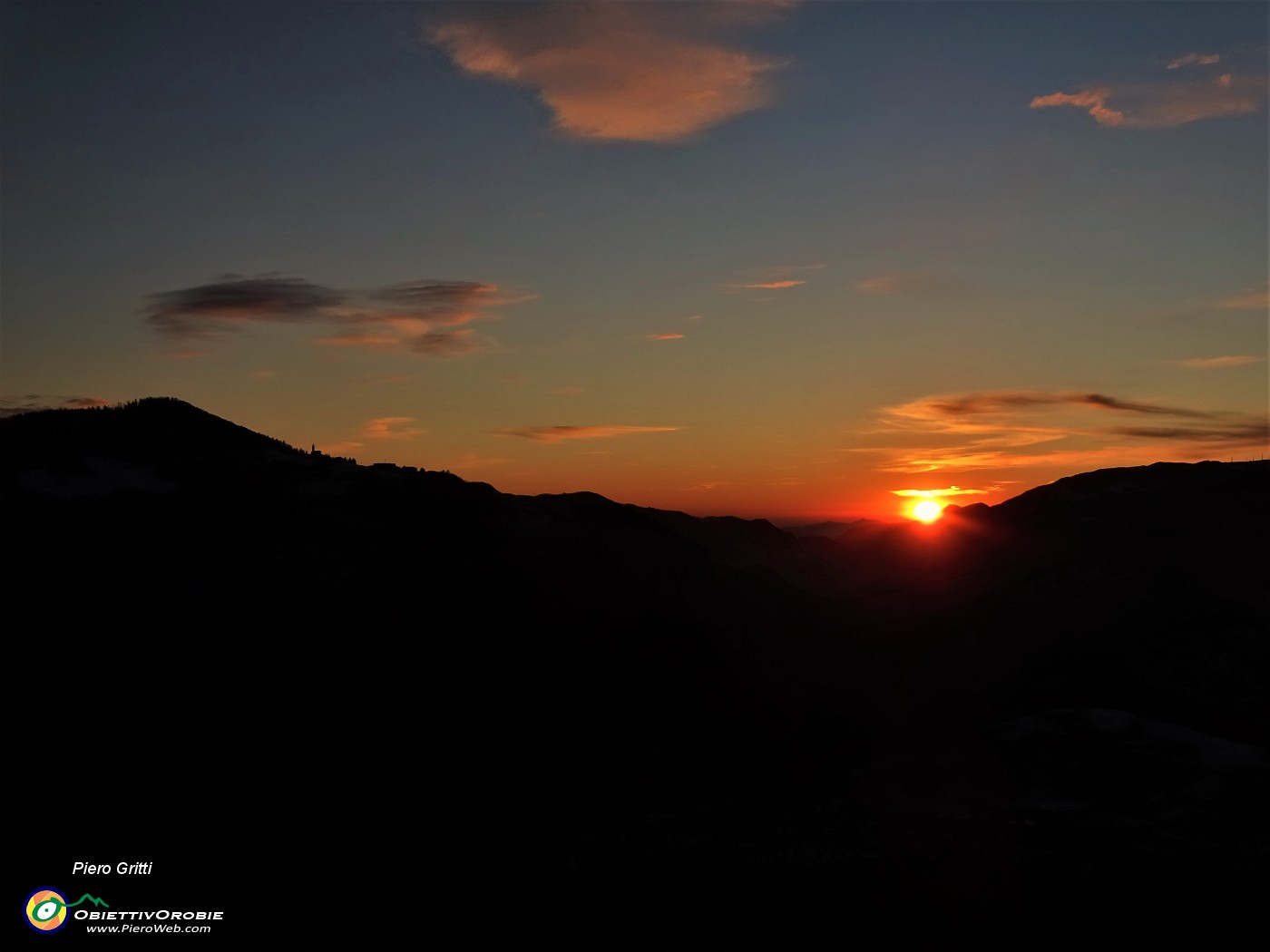 76 Da Costa Serina ammiriamo lo spettacolo del tramonto del sole che si abbassa sui monti Ubione e Linzone.JPG